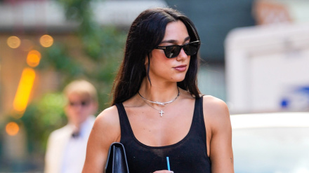 Dua Lipa caminando por Nueva York, 2025