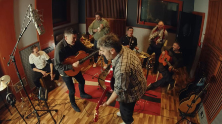 Estopa en una imagen del videoclip de 'Villa&Ziko'