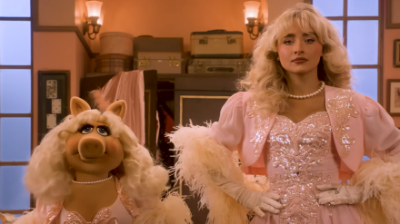 SabrinaCarpenter y Peggy en una escena de 'El show de los Muppets'