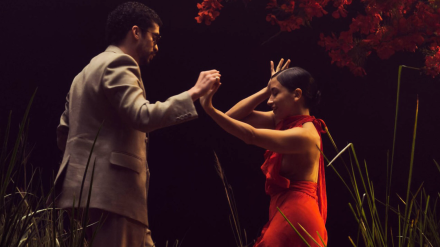 Bad Bunny durante los ensayos del vídeo promocional