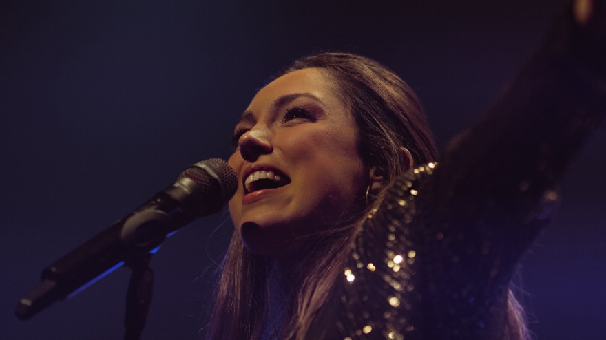 María Parrado disfrutando en su concierto en Chiclana con 'La niña que fui'