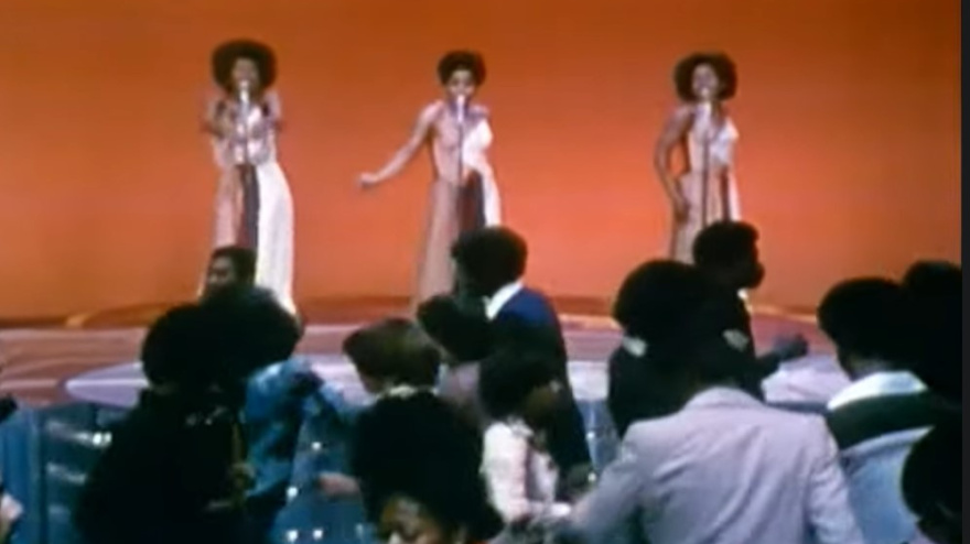 The Emotions en una imagen del videoclip de 'Best of my love'