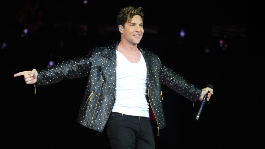 David Bisbal sobre el escenario de CADENA 100 POR LA PAZ, en 2024