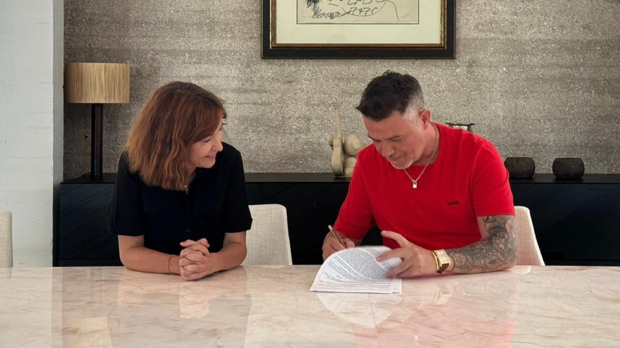 Alejandro Sanz en la firma de su colaboración con Stage Entertainment