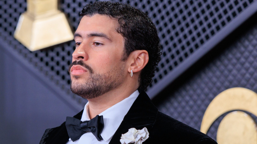 Bad Bunny coloca su 'Debí tirar más fotos' en lo más alto de la lista Hoy Billboard Top 100