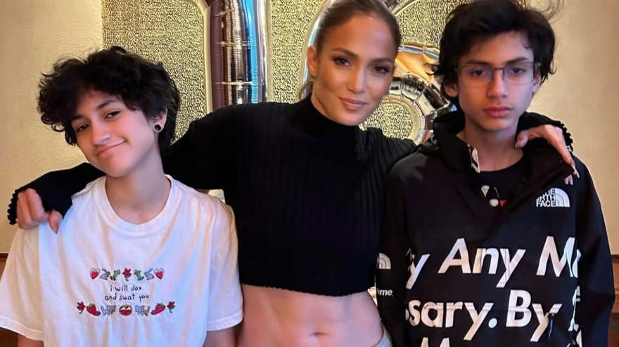 Jennifer Lopez con sus hijos Max y Emme