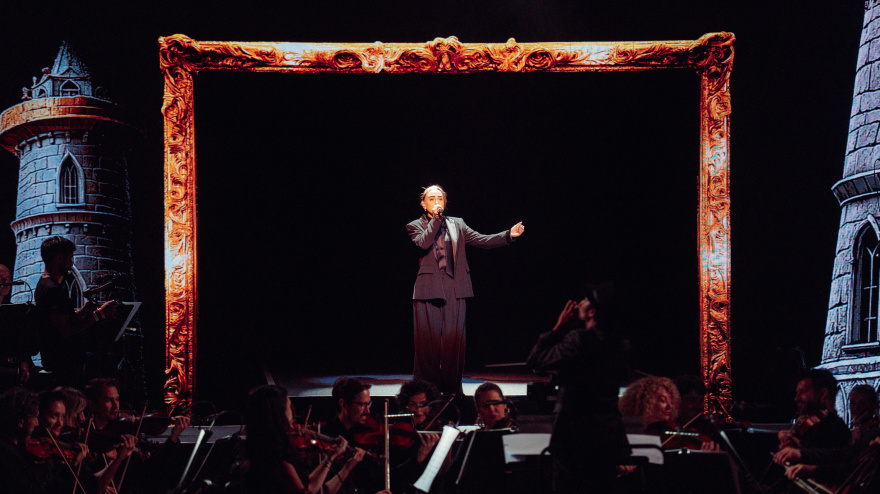 Nicki Nicole durante su concierto sinfónico en el Teatro Colón de Buenos Aires