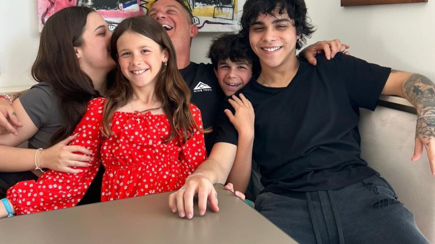 Alejandro Sanz junto a sus cuatro hijos en una foto de sus redes sociales