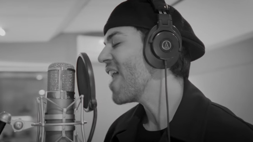 Agoney en una imagen del videoclip de 'Algún día'