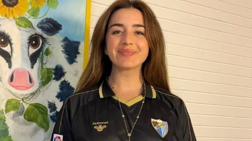 Lola Índigo con la camiseta retro del Málaga CF