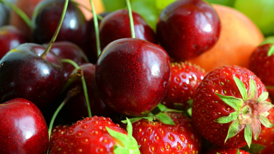 Cireres i maduixes de temporada: petits tresors vermells que donen color i salut a la taula d’abril