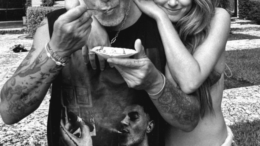 Alejandro Sanz y el beso a Stephanie Cayo en la celebración de su cumpleaños