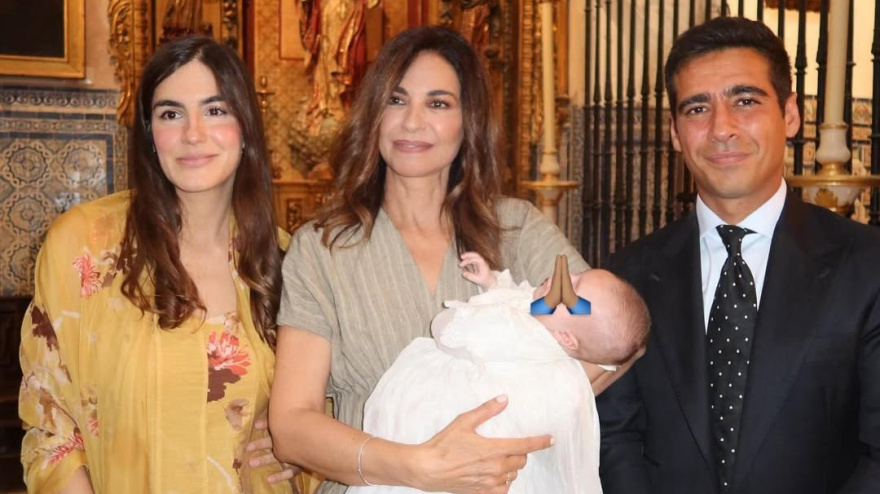 Blanca Llandres, Mariló Montero y Alberto Herrera junto al pequeño Marcos