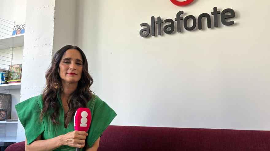 Julieta Venegas presenta 'Noirteña' con CADENA 100 en las oficinas de Altafonte