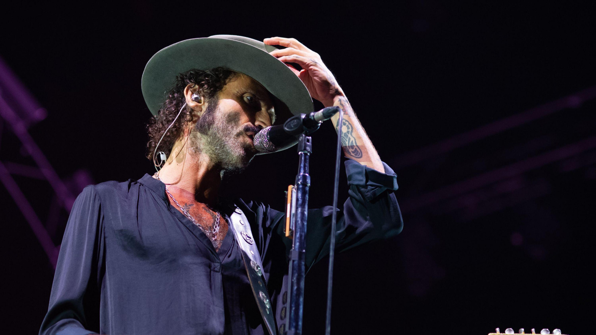 Leiva Asks Concert Audiences to Put Away Mobile Phones