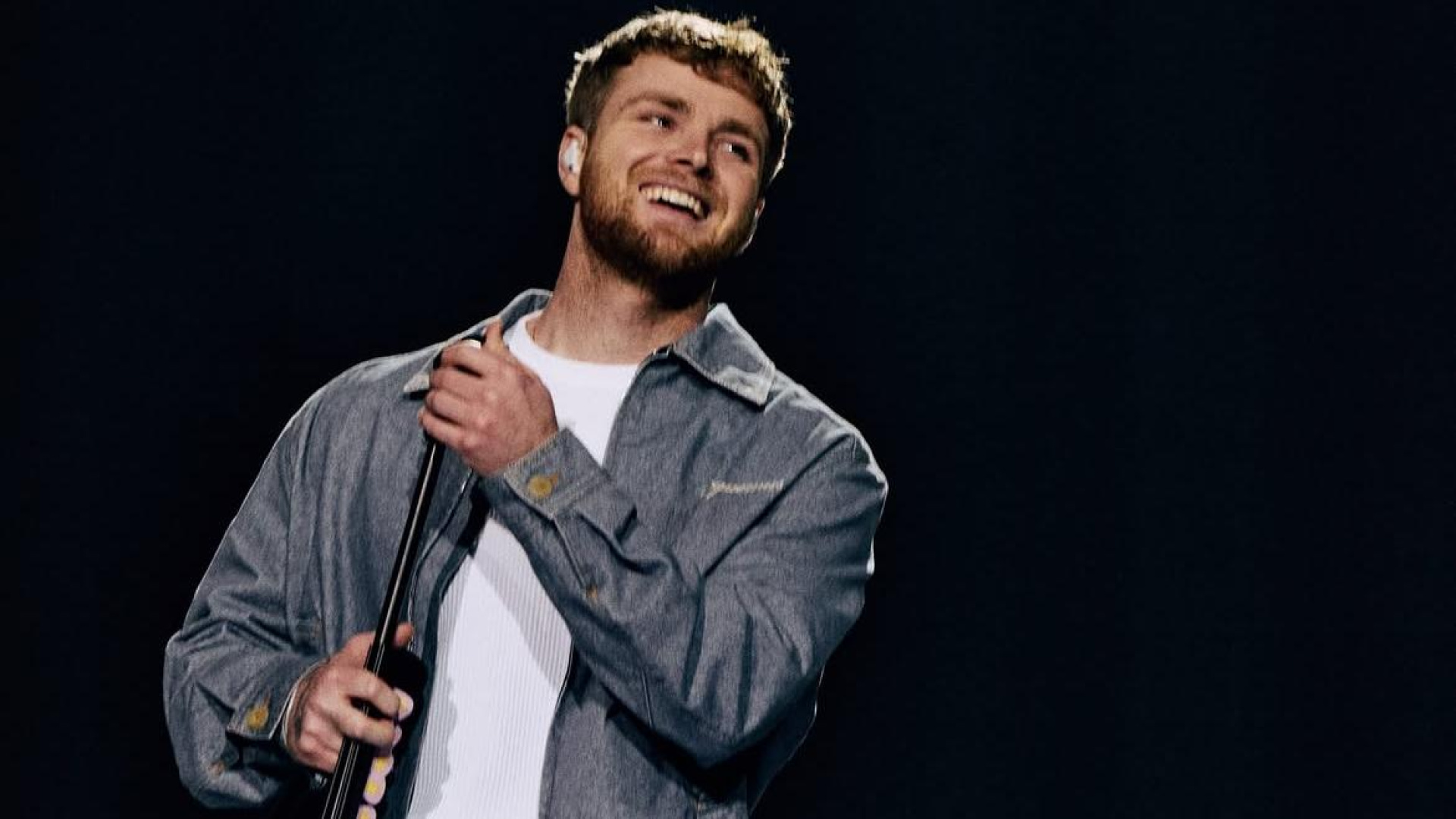 Alex Warren Leaks Half of New Album During Livestream