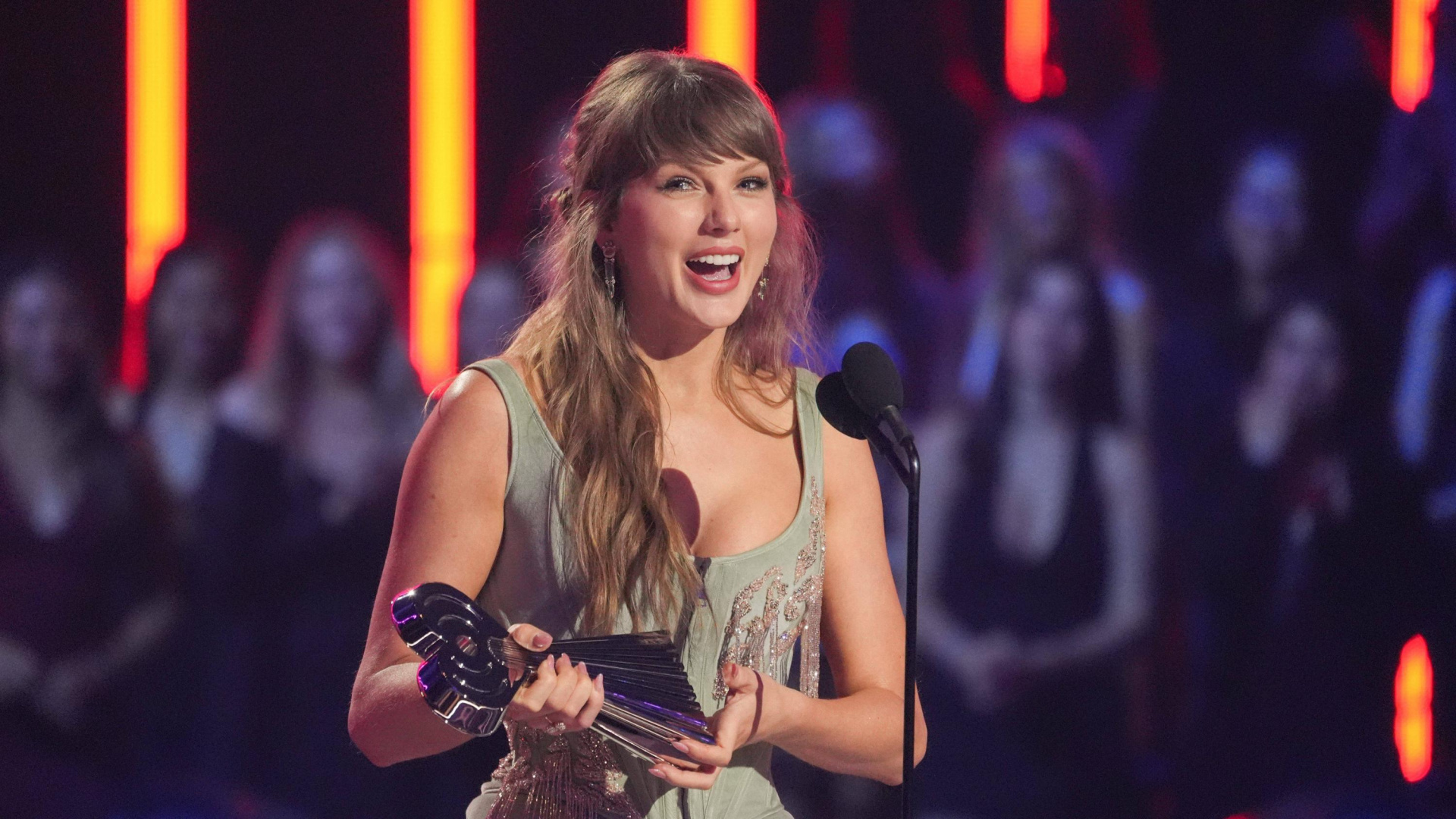 Taylor Swift Joins Nashville Songwriters Hall of Fame at 36