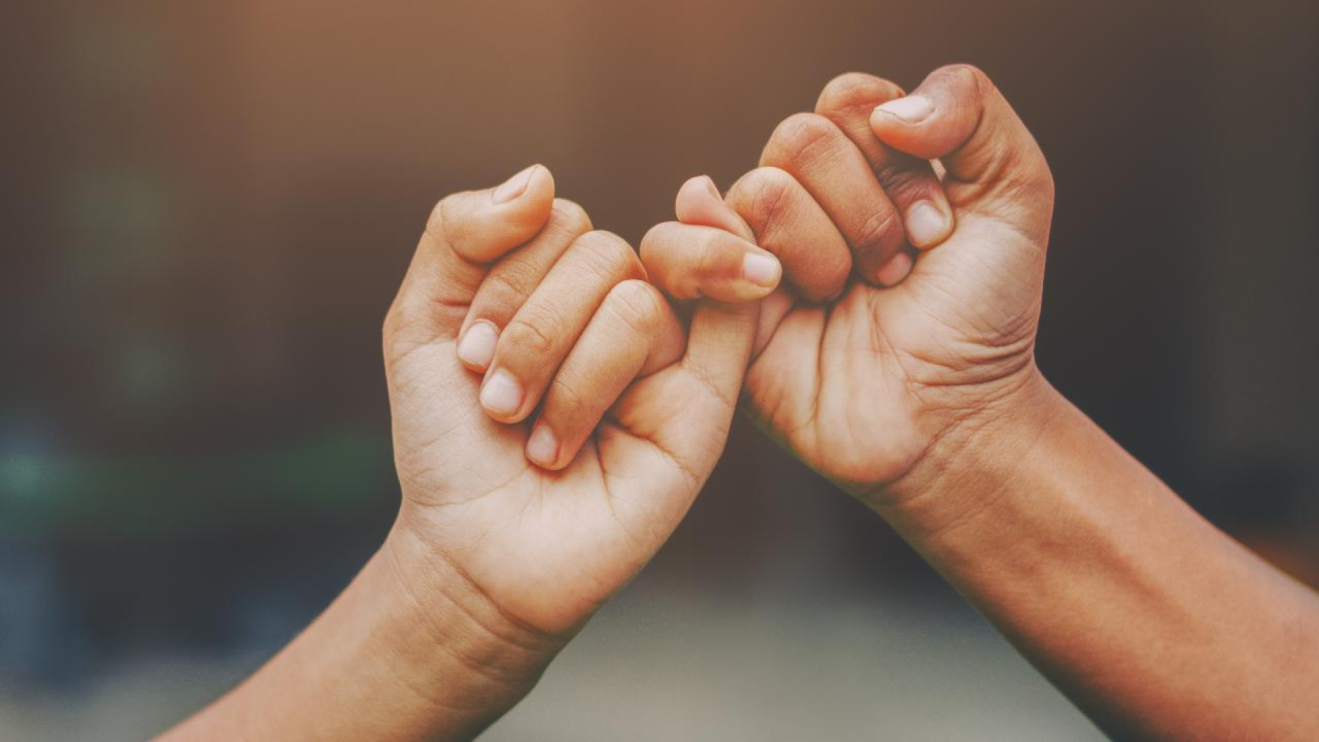 Доверие руки. Рукопожатие молодого и старого. Сплочение народа. Дружеское рукопожатие. Friends hands 4.