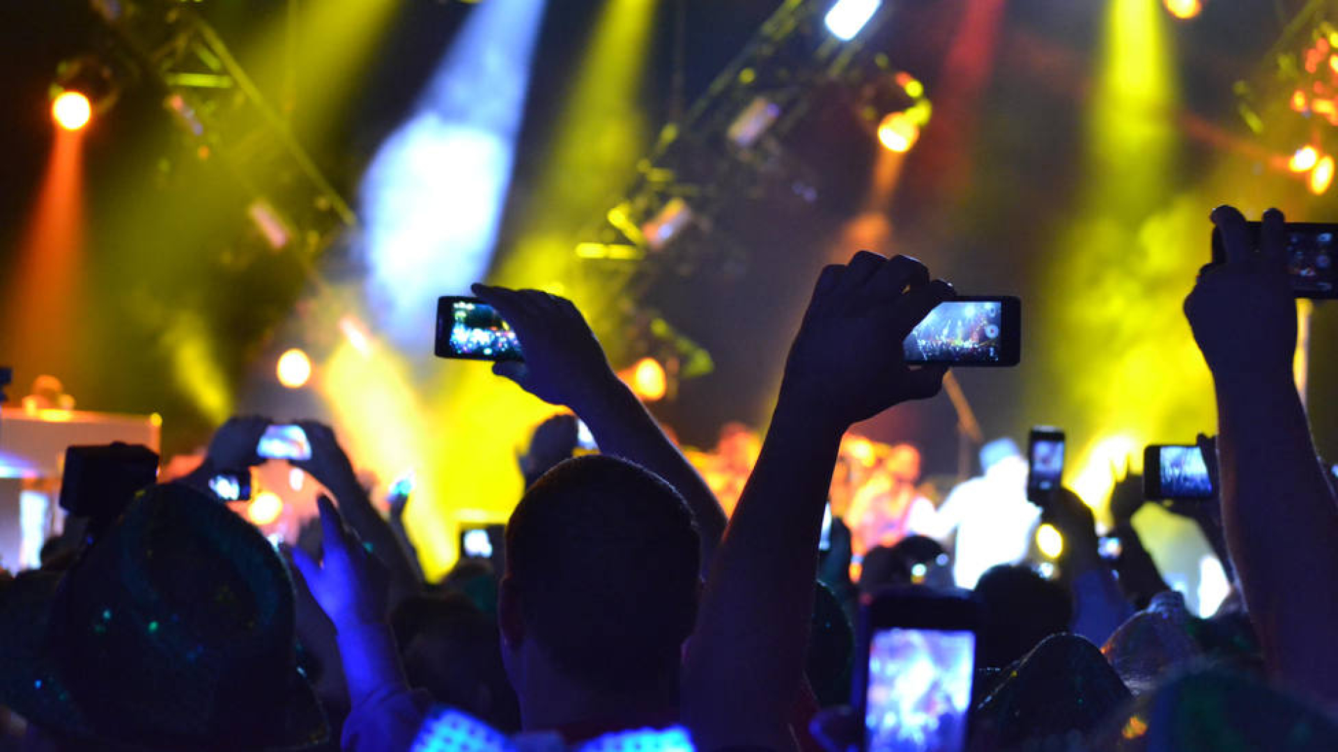 Móviles en los conciertos, ¿sí o no?: el debate que se ha abierto entre ...