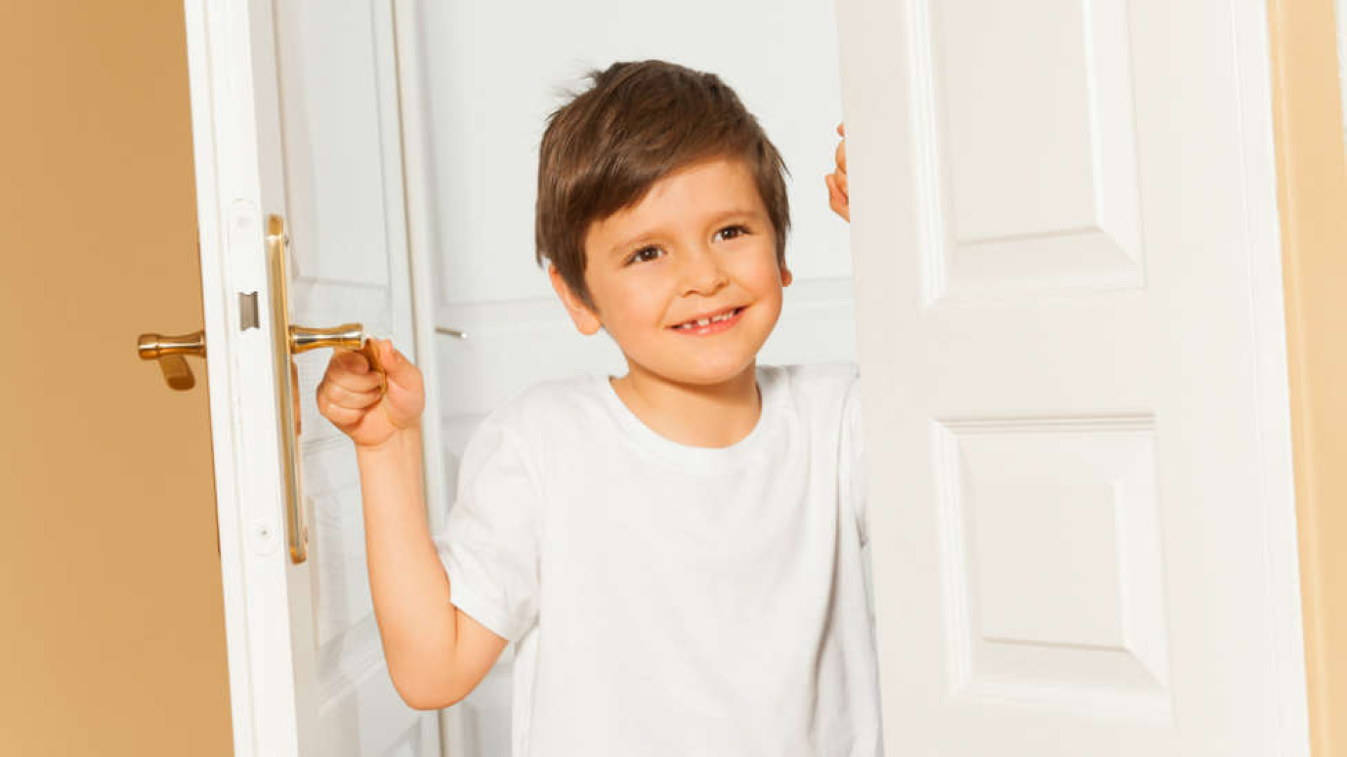 Мальчик открывает дверь. The boy close the door. Children open the door. Мальчик у двери. Boy door.