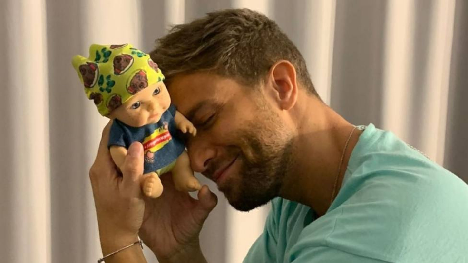 Pablo Alboran crea su propio muneco solidario para los ninos con cancer con guino a su perro Terral