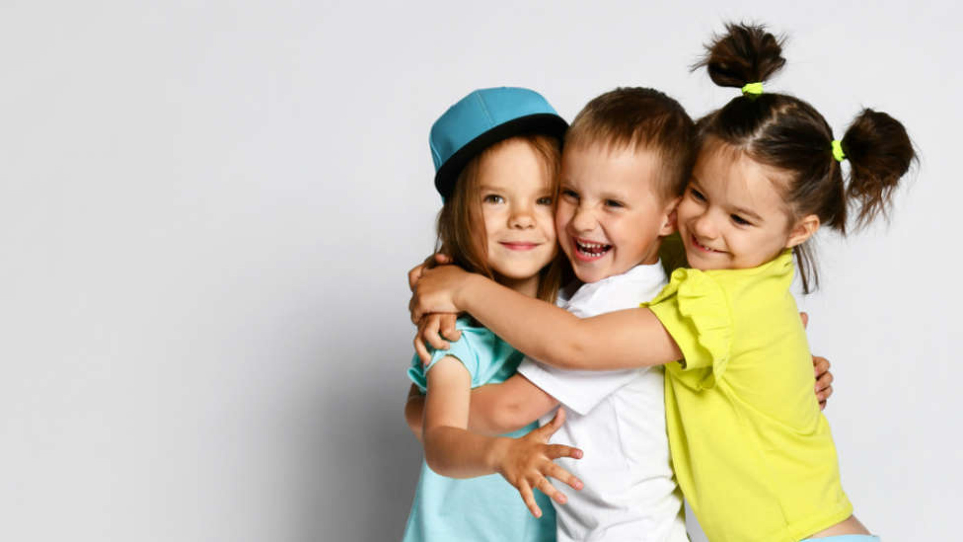 Лучшие подруги. Друзья обнимаются. Фотосессия пары одной и той же. Красивые девушки подруги. Два друга обнимаются.