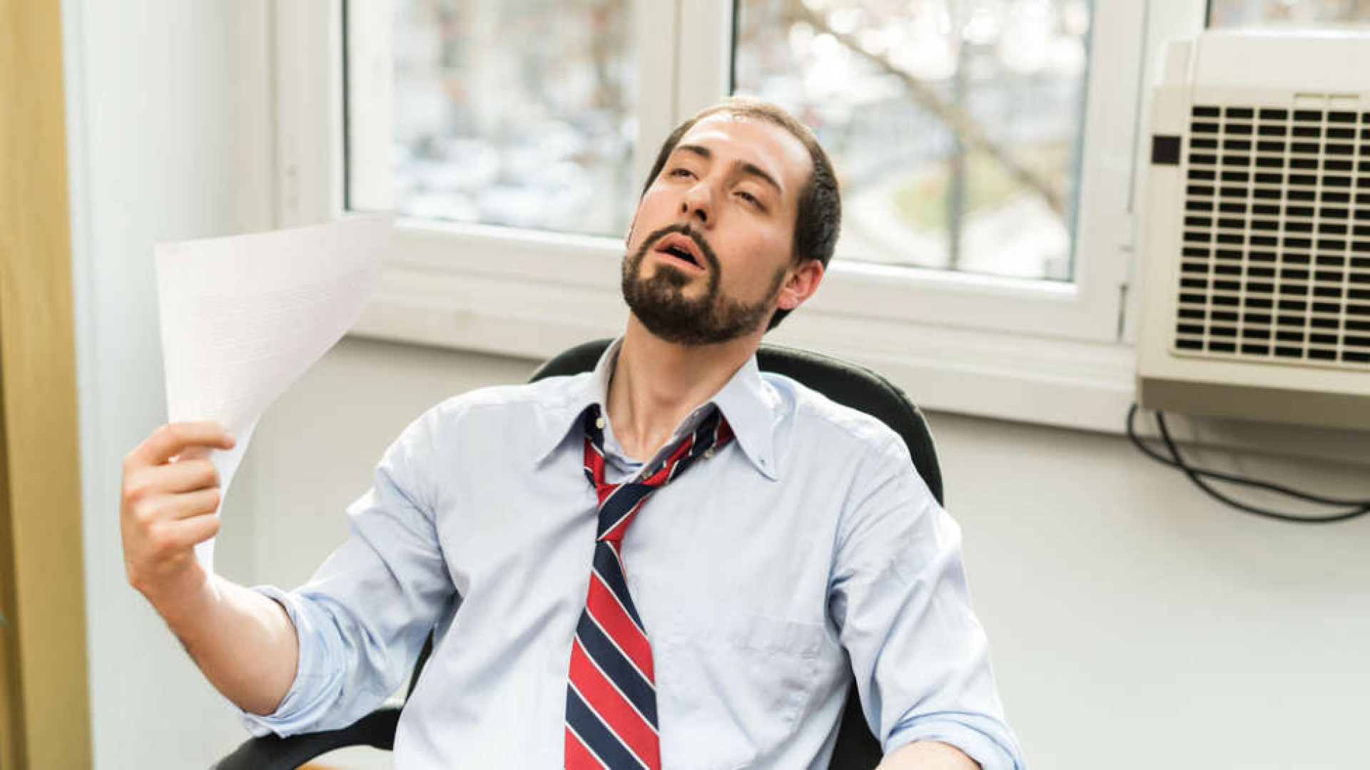 Градусник жара. Душный человек это. Человек-вентилятор. Женщина потеет. Жарко в офисе.