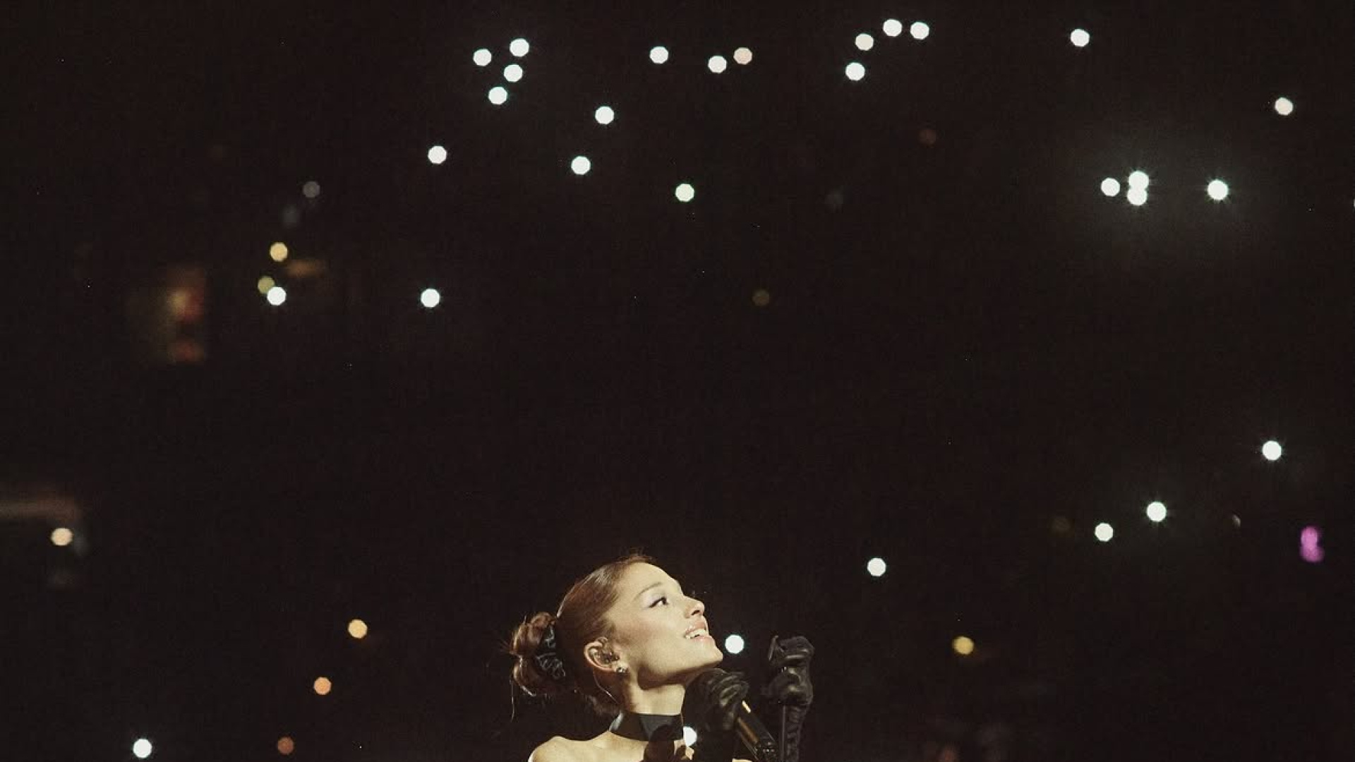 Ariana Grande Clarifies Break Rumors at Chicago Concert