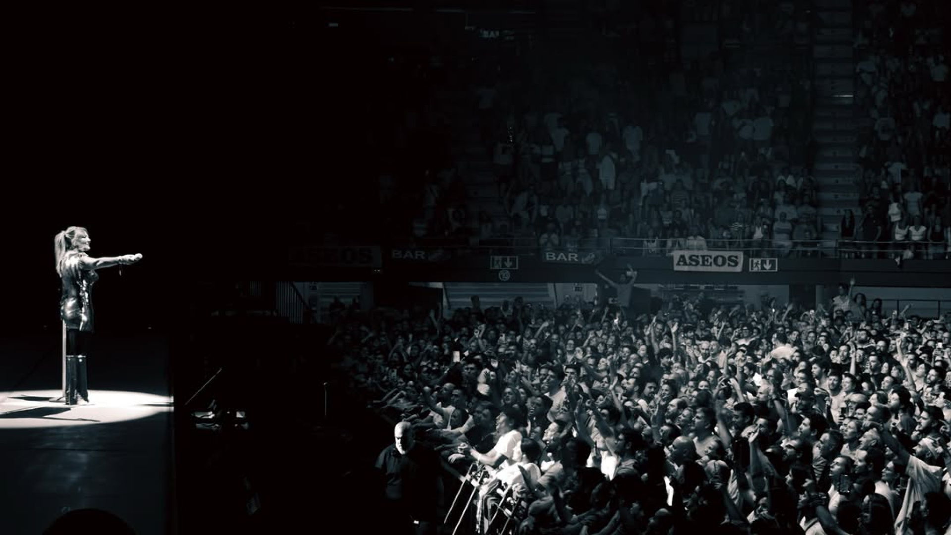 Amaia Montero Shares Photo From La Oreja de Van Gogh Tour