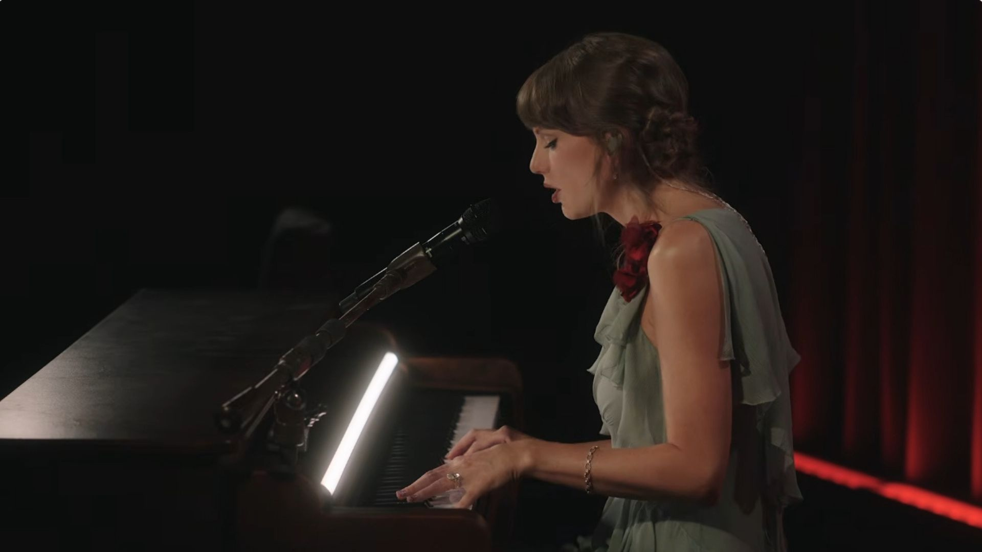 Taylor Swift Performs Career Medley for GRAMMY Museum