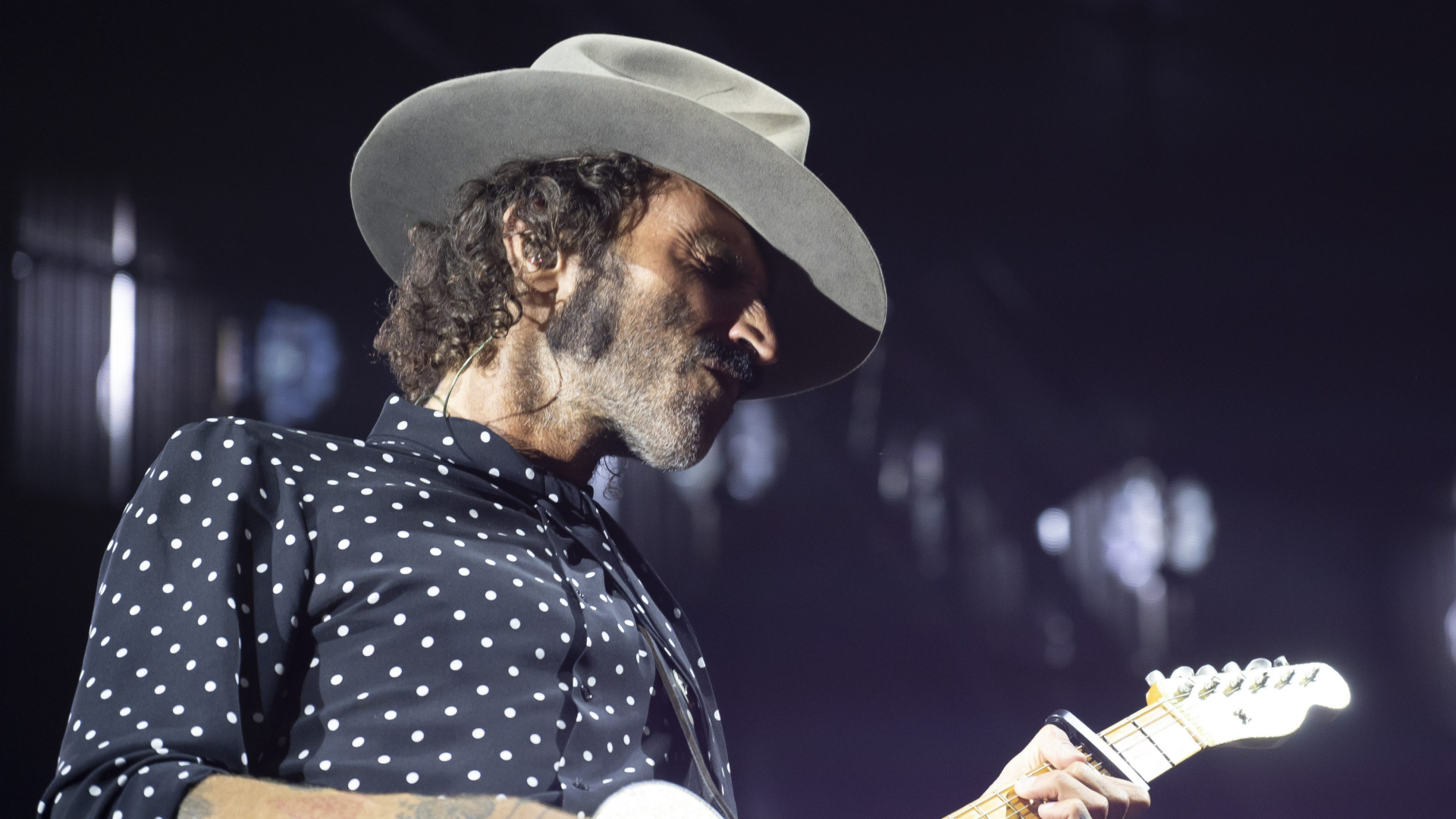 Leiva Dedicates Madrid Concert Segment to Fan With One Eye