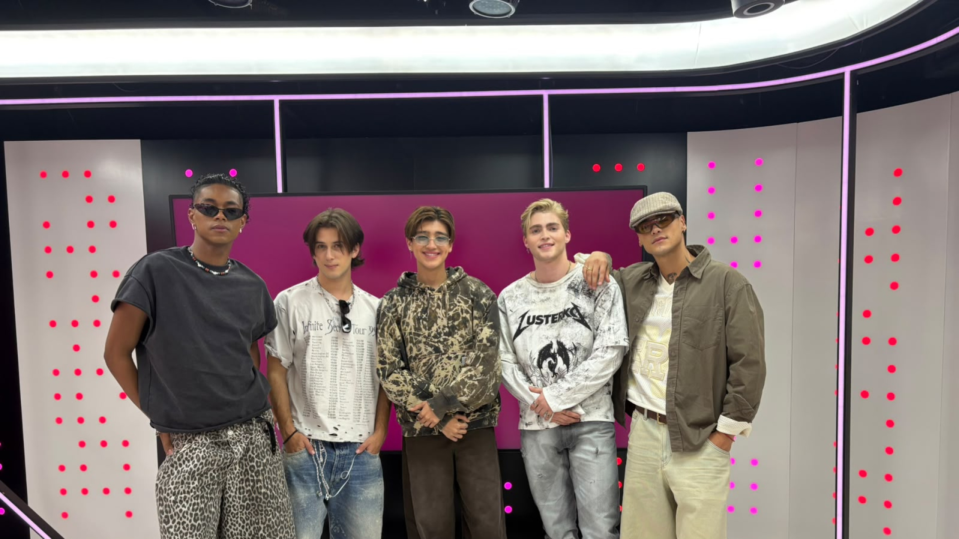 Santos Bravos to Open for Shakira at Madrid Shows