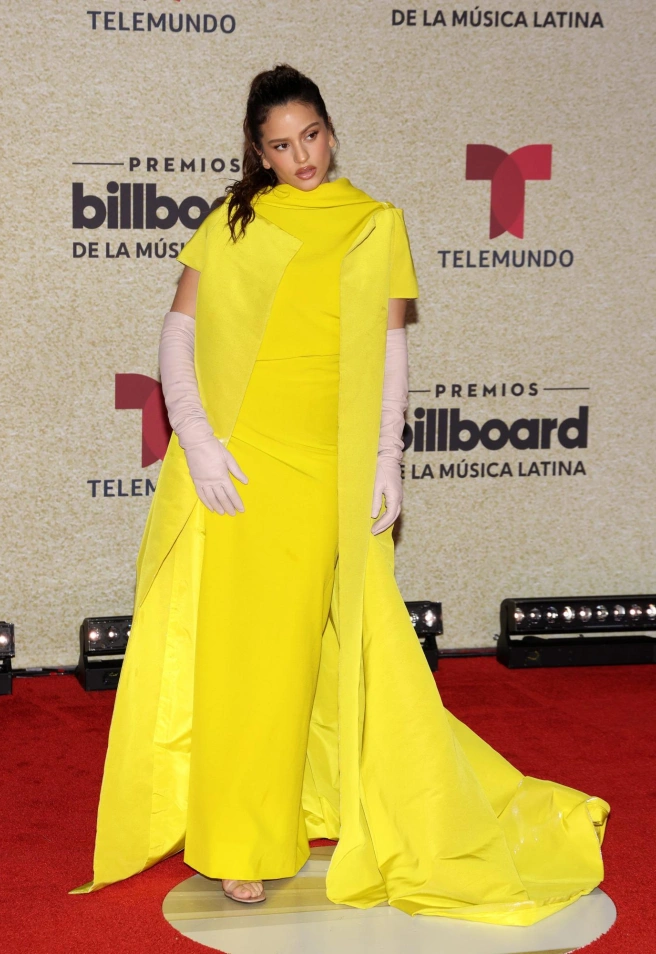 Rosalía en un Valentino amarillo flúor