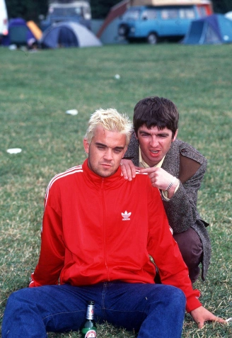 Robbie Williams y Noel Gallagher (Oasis) en Glastonbury (1995)