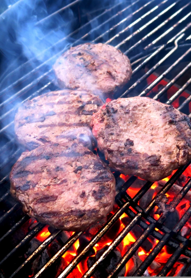 No pressionis la carn amb l’espàtula i segueix aquest truc per conservar tot el suc de la teva hamburguesa