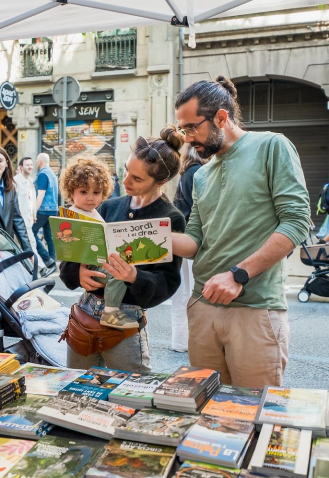 Una família amb un llibre per Sant Jordi