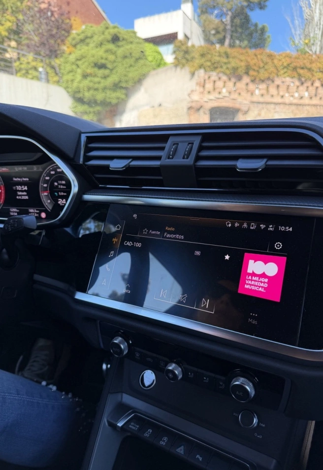 Els conductors poden fer més amena l’espera a les cues sintonitzant el 89.4 FM, la freqüència de CADENA 100 a La Jonquera, amb música variada durant el temps d’espera