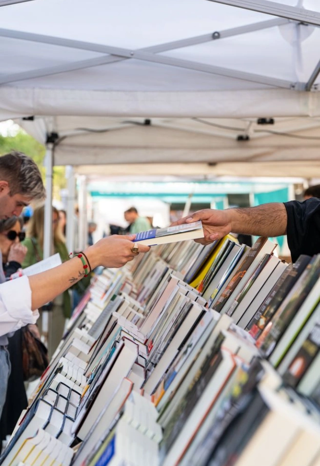 Parades de llibres plenes de gom a gom per Sant Jordi, on milers de títols conviuen més enllà dels rànquings de més venuts