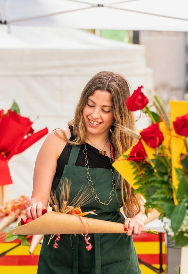 La pluja ha estat present en 1 de cada 3 Sant Jordis a Barcelona, una tradició meteorològica que no falla