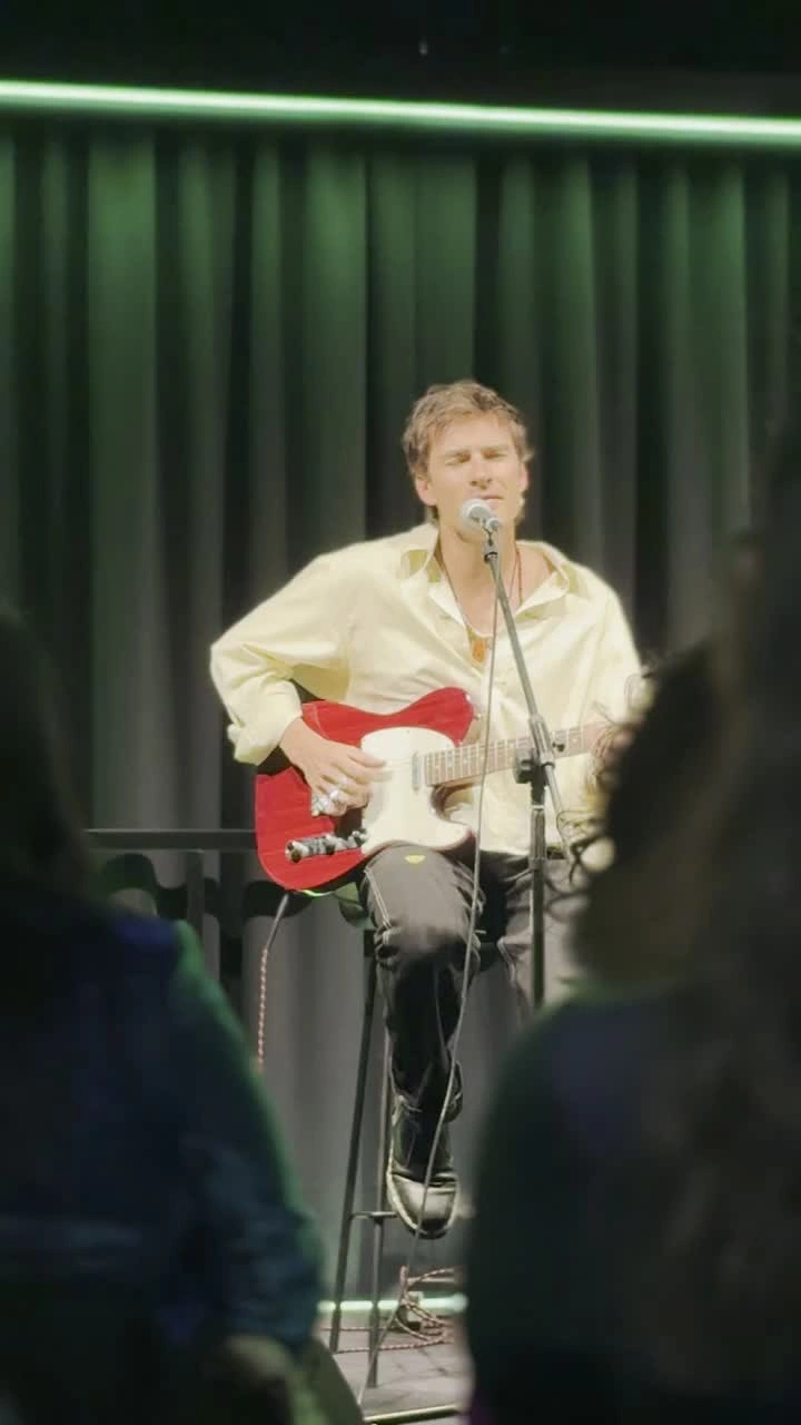 Andrés Koi canta '100 años' en la presentación de su nuevo disco
