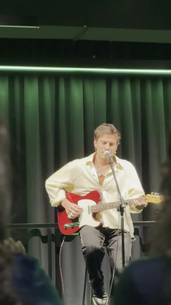 Andrés Koi interpreta 'Mal o bien' en la presentación en Madrid