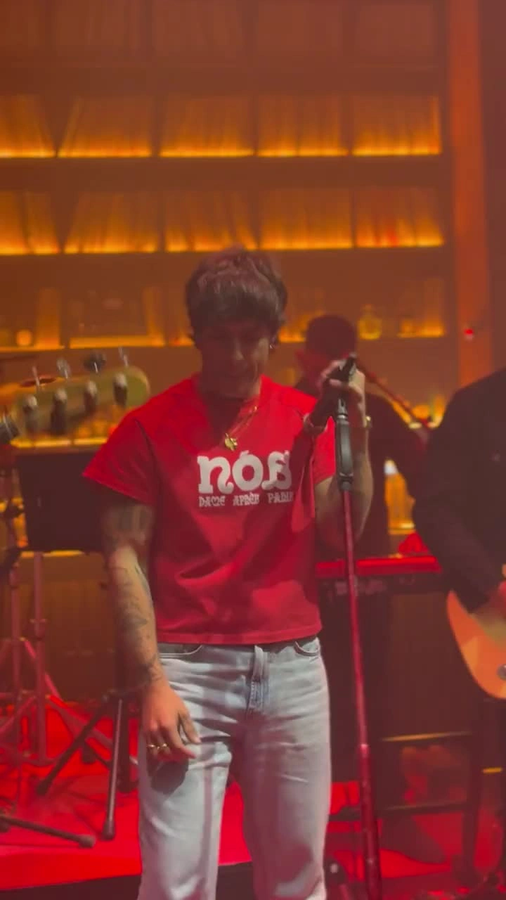 Álvaro de Luna canta 'Me va a doler' en la presentación de su nuevo proyecto