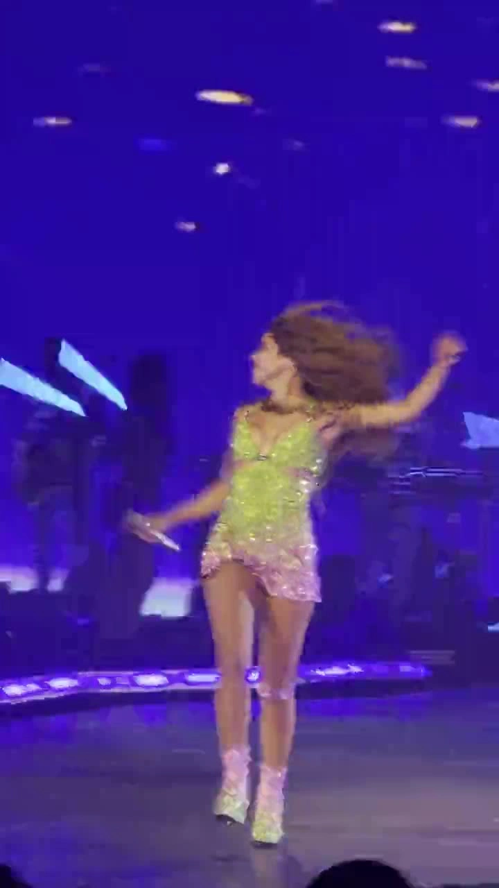 Shakira interpretando 'Estoy aquí' en Copacabana