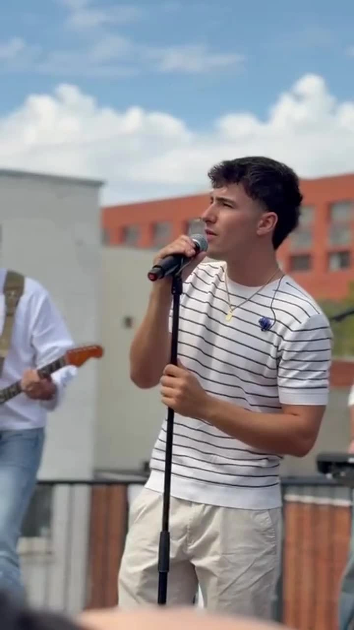 Guille Toledano interpreta 'Mil mariposas' en un 'showcase' presentación de su álbum debut