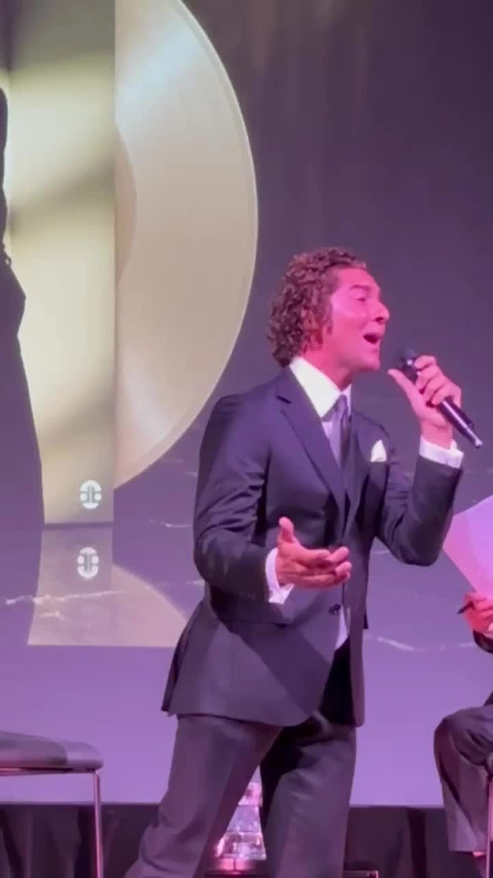 David Bisbal canta 'Vivir así es morir de amor' en la presentación de su disco 'Eternos' en Madrid