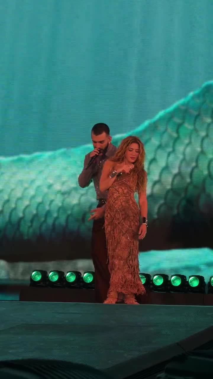 Shakira y Manuel Turizo cantante 'Copa vacía' en la sexta noche de la residencia europea de la colombiana en Madrid