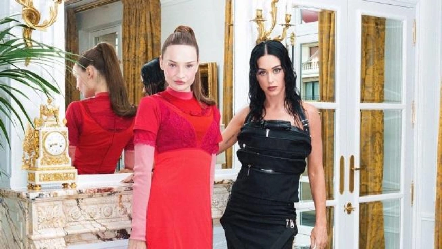 katy perry posa junto a Kim Petras