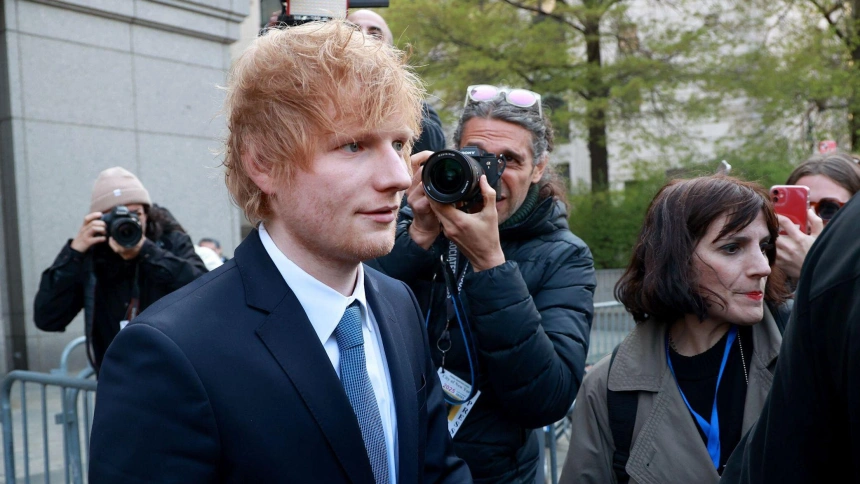 Ed Sheeran saliendo de testificar