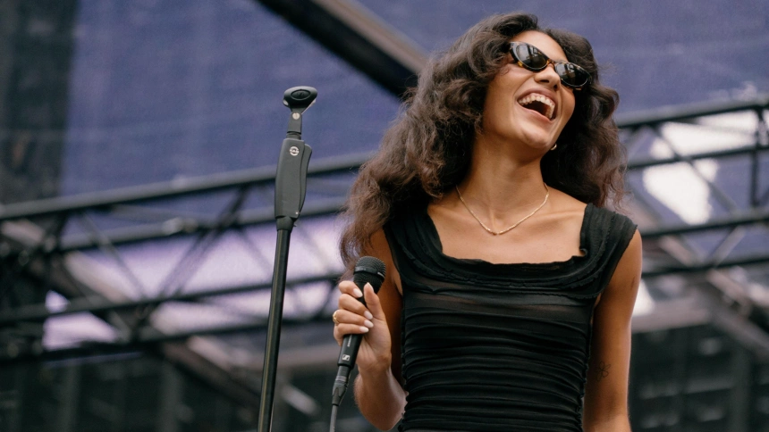 Olivia Dean durante la gira de Sam Fender en St. James' Park, Newcastle. 15 de junio de 2025