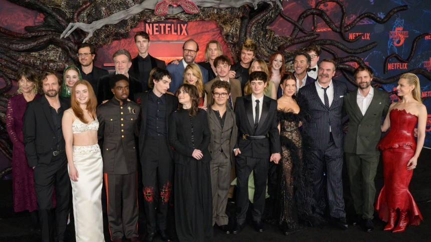 3D3PMKX LOS ANGELES, USA. November 06, 2025: Stranger Things Company at the premiere for Netflix's "Stranger Things 5" at the TCL Chinese Theatre.Picture: Paul Smith/Featureflash